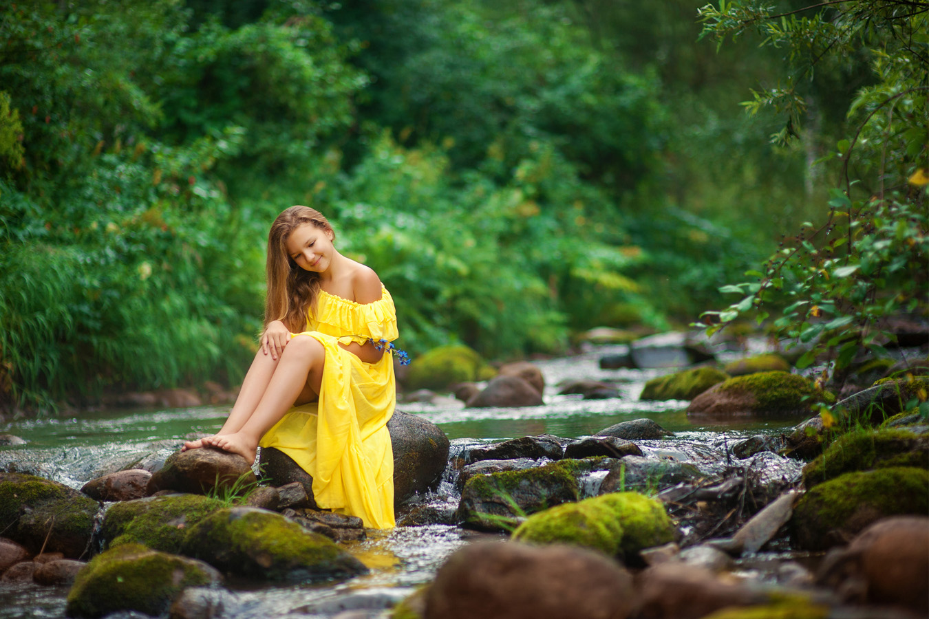 Фото мамаши в желтой юбке в лесу
