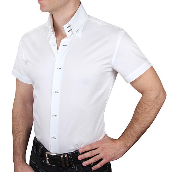 В белой рубашке с коротким рукавом